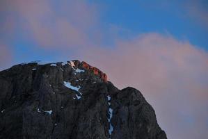 montagna con tramonto foto