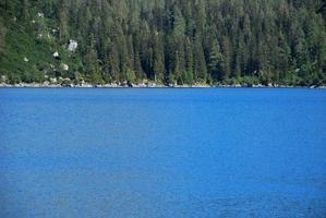 lago di montagna blu foto