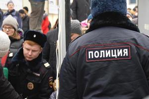 Mosca, Russia - 24 febbraio 2019.polizia che ispeziona le persone che vengono alla marcia della memoria di nemtsov foto