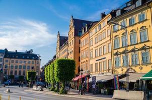 Svezia, Stoccolma, 30 maggio 2018 edifici tipici tradizionali con pareti colorate, alberi verdi sulla piazza del porto di kornhamnstorg foto