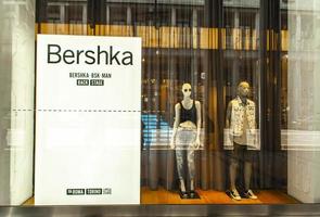 torino, italia - 3 giugno 2015 - dettaglio del negozio bershka a torino, italia. è un'azienda di moda spagnola fondata nel 1998. foto