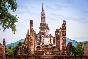 parco storico di sukhothai nella provincia di sukhothai in tailandia foto
