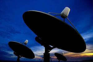 antenna satellitare al crepuscolo foto