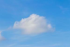 sfondo azzurro del cielo con nuvole. foto