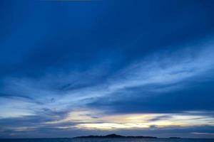 tramonto colorato sul mare foto