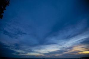 tramonto colorato sul mare foto