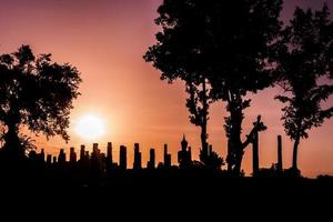 silhouette statua del buddha nel tempio di wat mahathat nel parco storico di sukhothai, provincia di sukhothai, tailandia. foto