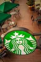 Caffetteria Starbucks Riverside di Chaopraya a tha Maharaj a Bangkok, in Thailandia. foto