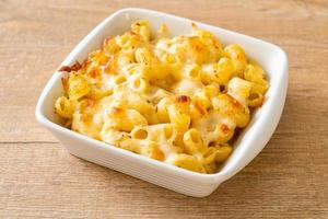 mac e formaggio americano, pasta di maccheroni in salsa di formaggio foto