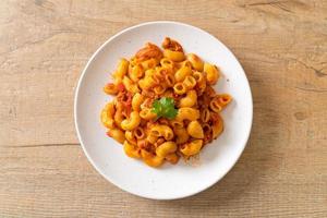 maccheroni con salsa di pomodoro e carne di maiale macinata foto