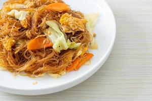 Vermicelli saltati in padella con cavolo, carota e uovo foto