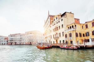 venezia canal grande con gondole e ponte di rialto, italia in estate luminosa giornata foto