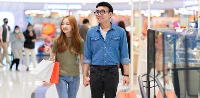 coppia asiatica che fa shopping al centro commerciale