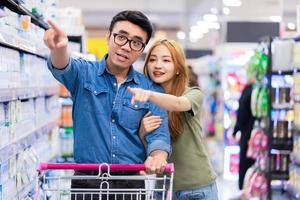 sposi asiatici che fanno la spesa al supermercato foto