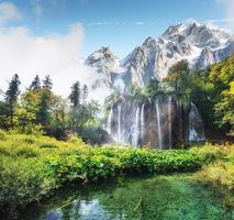 una foto di pesci che nuotano in un lago, scattata nel parco nazionale di Plitvice croazia