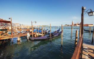 gondole sul canal grande a venezia, chiesa di san giorgio maggiore. san marco. foto