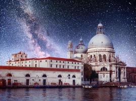 di notte il canal grande e la basilica di santa maria della salute, venezia foto