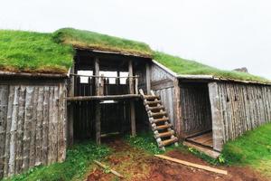 villaggio vichingo tradizionale. case di legno vicino alla montagna primi insediamenti in islanda. foto
