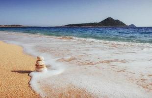 viste fantastiche della costa del mare con sabbia gialla e acqua blu. foto