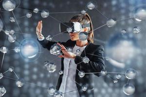 realtà virtuale, tecnologie 3d, cyberspazio, scienza e concetto di persone - donna felice in occhiali 3d che toccano le molecole di proiezione. foto