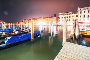 paesaggio cittadino. ponte di rialto ponte di rialto a venezia, italia di notte. molti turisti visitano le bellezze della città durante tutto l'anno foto