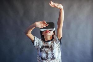 la donna felice fa esperienza con l'uso delle cuffie per realtà virtuale vr-glasses. foto
