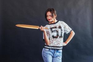 bella giovane donna con una tavola di legno foto