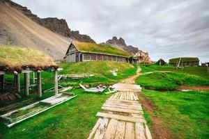 villaggio vichingo tradizionale. case di legno vicino alla montagna primi insediamenti in islanda. foto