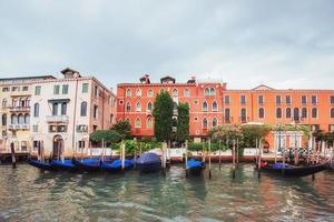 venezia canal grande con gondole e ponte di rialto, italia in estate luminosa giornata foto