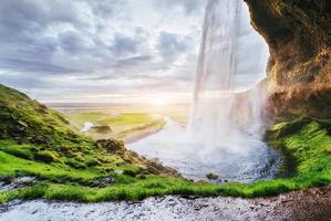 cascata di seljalandfoss al tramonto. ponte sul fiume. natura fantastica. Islanda foto