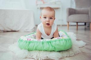 biancheria da letto per bambini. il bambino dorme nel letto. un bambino sano subito dopo la nascita. foto