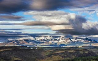 parco nazionale della valle landmannalaugar. sui dolci pendii delle montagne si trovano nevai e ghiacciai. magnifica Islanda in estate foto