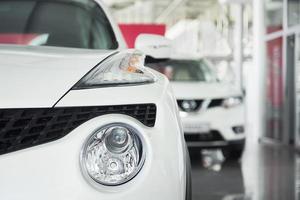 i fari e il cofano di una nuova auto di lusso foto