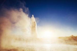 geyser in Islanda. fantastico kolory.turysty guarda la bellezza del mondo foto