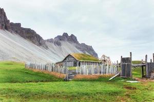 villaggio vichingo tradizionale. case di legno vicino alla montagna primi insediamenti in islanda. foto