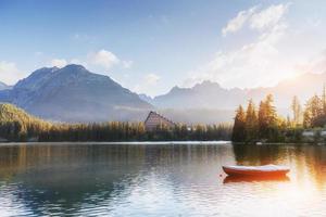 maestoso lago di montagna nel parco nazionale degli alti Tatra. strbske pleso, slovacchia foto