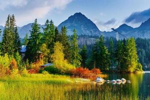 maestoso lago di montagna nel parco nazionale degli alti Tatra. strbske pleso, slovacchia foto