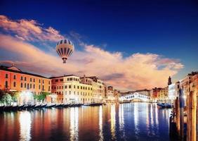 paesaggio cittadino. ponte di rialto ponte di rialto a venezia, italia di notte. molti turisti visitano le bellezze della città durante tutto l'anno foto