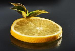 fette succose fresche di limone su sfondo nero foto