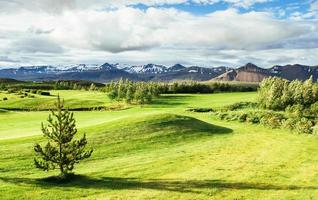 parco nazionale della valle landmannalaugar. sui dolci pendii delle montagne si trovano nevai e ghiacciai. magnifica Islanda in estate foto