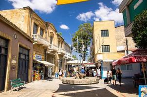 nicosia, cipro - 24 settembre 2017 il posto di controllo del controllo passaporti del confine di ledra street e il monumento dei diritti civili tra gli edifici a nicosia, lefkosa, cipro foto