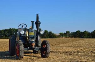 vecchio trattore su un campo foto