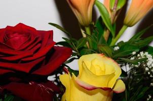rose colorate in bouquet foto