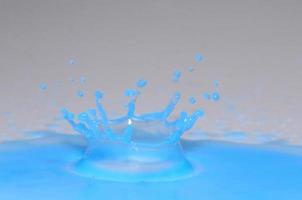 corona in liquido blu foto