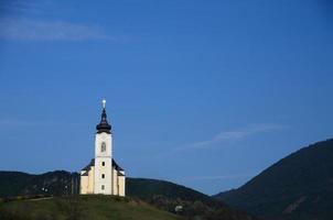 chiesa bianca in montagna foto