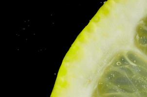 limone in acqua con vista dettagliata delle bolle foto