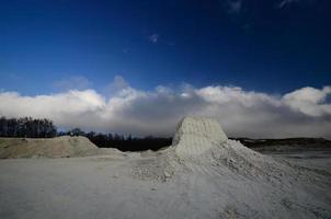 rocce calcaree con cielo blu foto