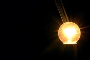 la lampadina brilla nella notte foto