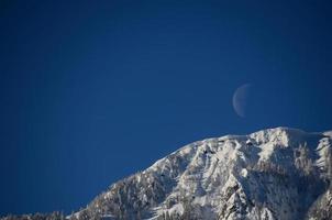 cielo di luna e montagna foto