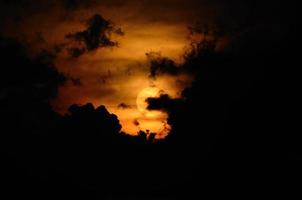 nuvole nere al tramonto foto